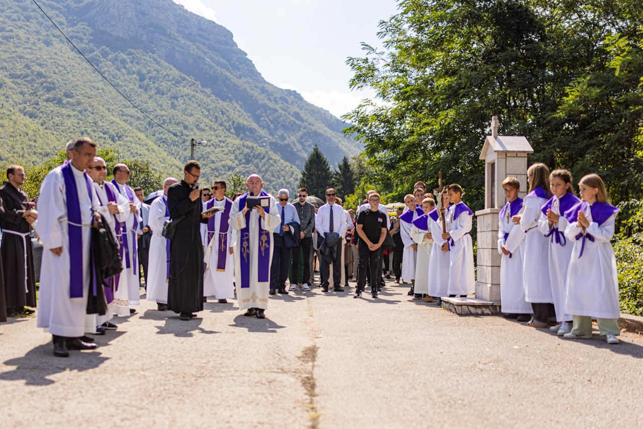 FOTO | Obilježena 32. godišnjica zločina u Grabovici: Oprostiti ubojicama znači drugi put ubiti žrtvu