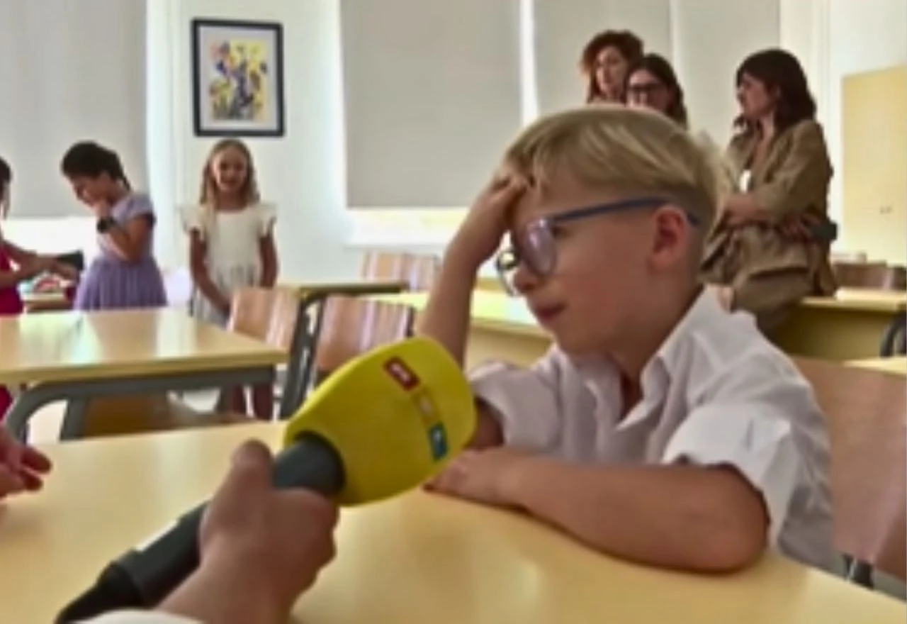 VIDEO | Simpatični dječak na prvi dan škole: Meni se spava, odmarao bih