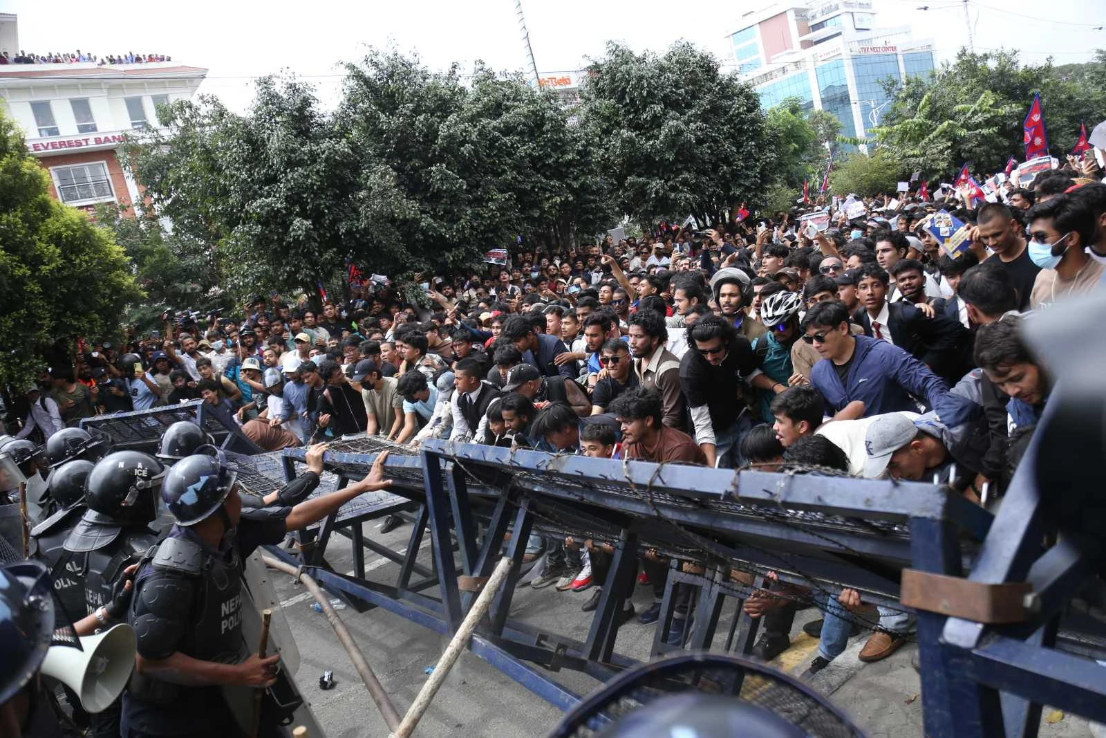 Kad su ugasili mreže, mladi su upalili pobunu: Nepal ostao bez premijera