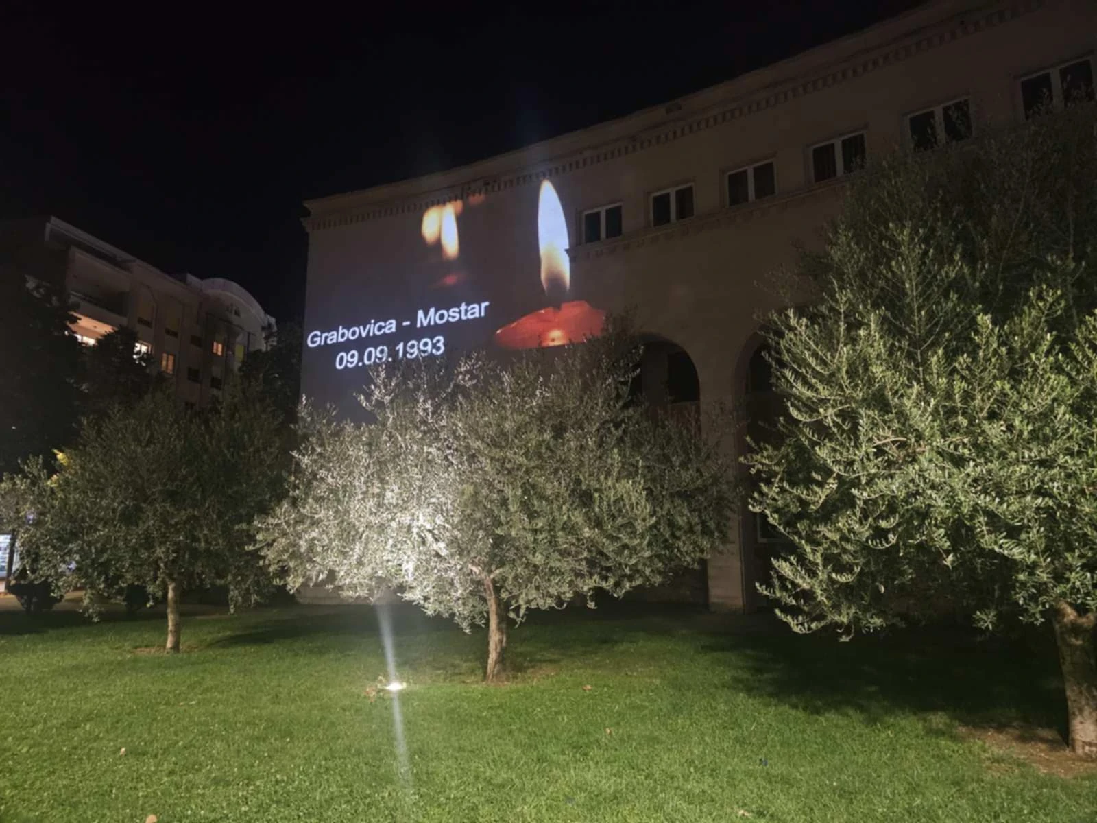 U Mostaru Kosača osvijetljena u znak sjećanja na Grabovicu