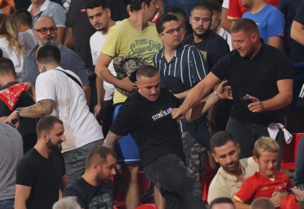 Kaos na tribinama Marakane: Orilo se "Vučiću pe*eru"