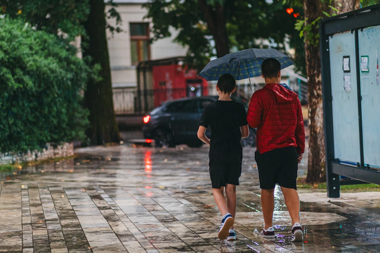 FOTO | Kiša rashladila Mostar i ispraznila gradske ulice