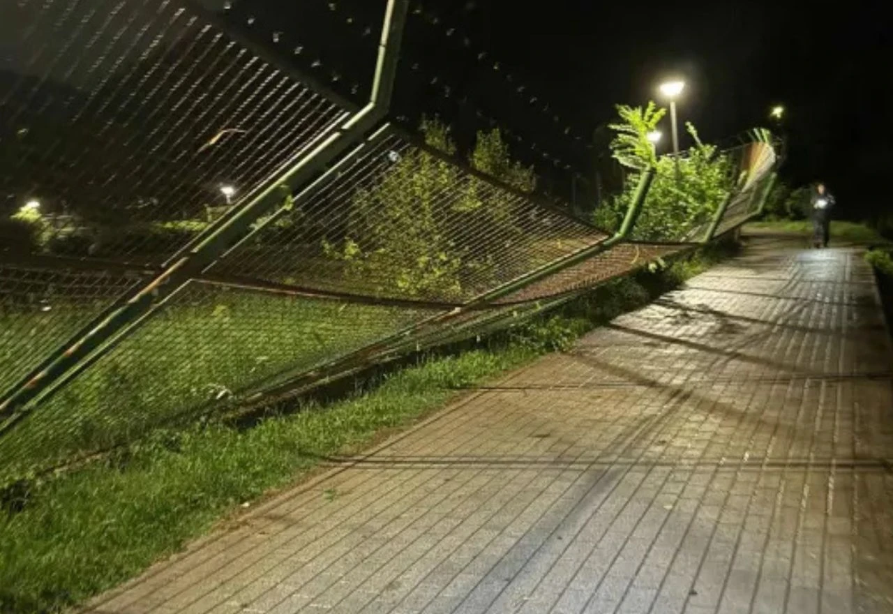 Srušena ograda zatvora na Barama