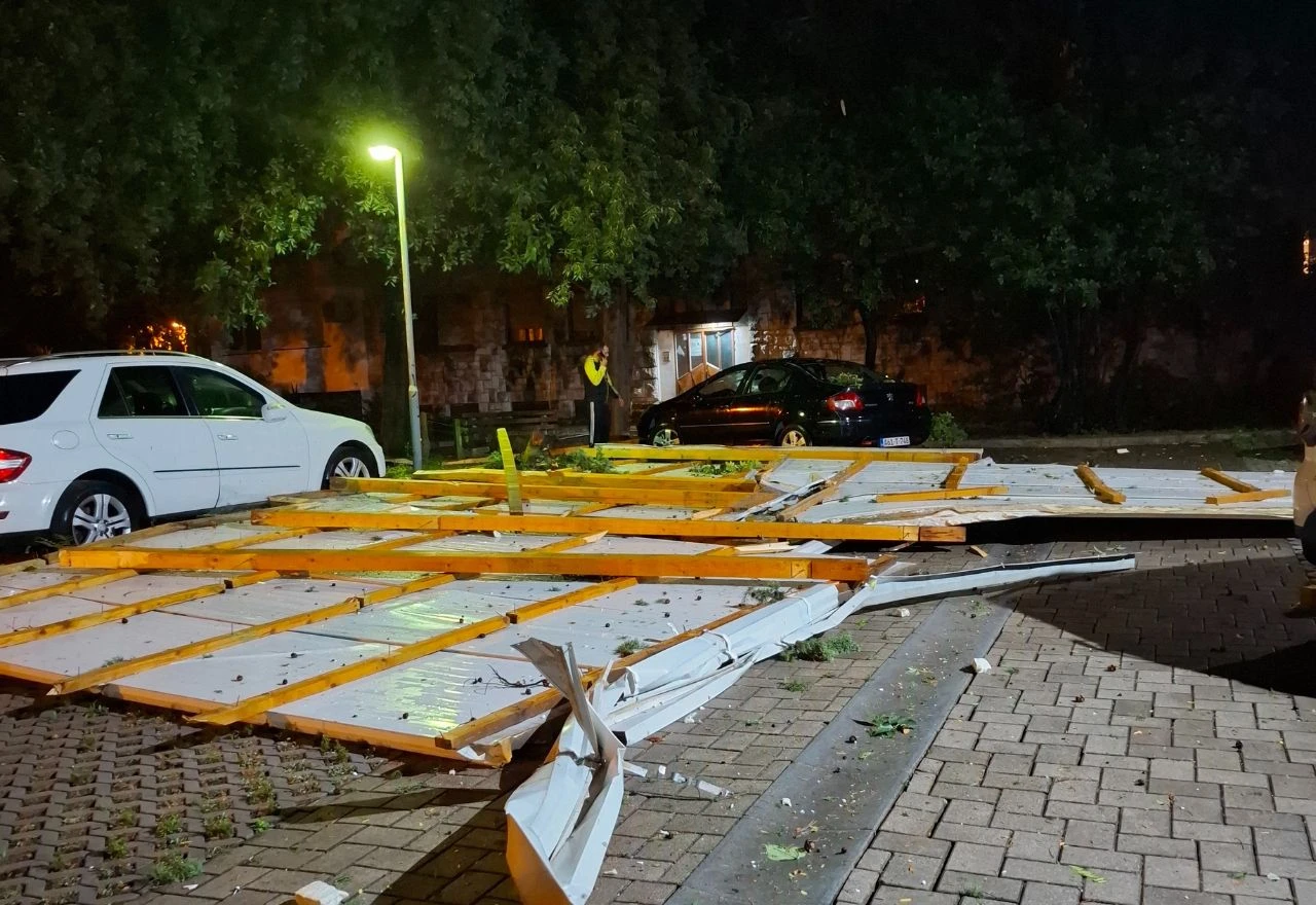 Oluja u Mostaru srušila nelegalni objekt na parking Eroneta