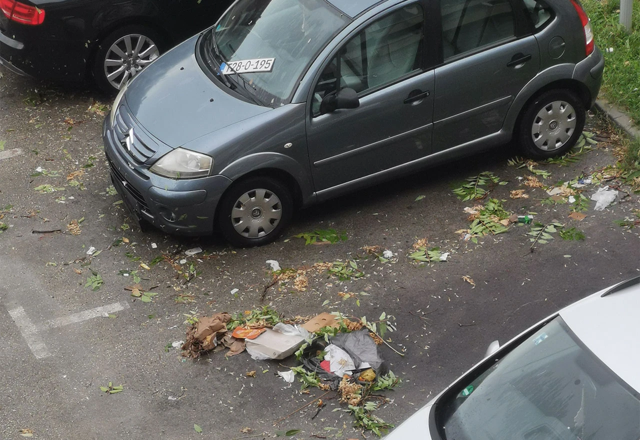 Nevrijeme razbacalo mostarsko smeće po ulicama gradu