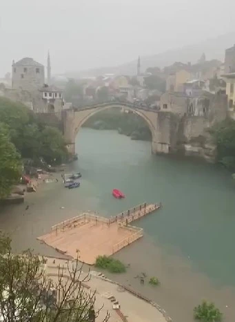 VIDEO: Voda odnijela drveni most ispod Starog mosta