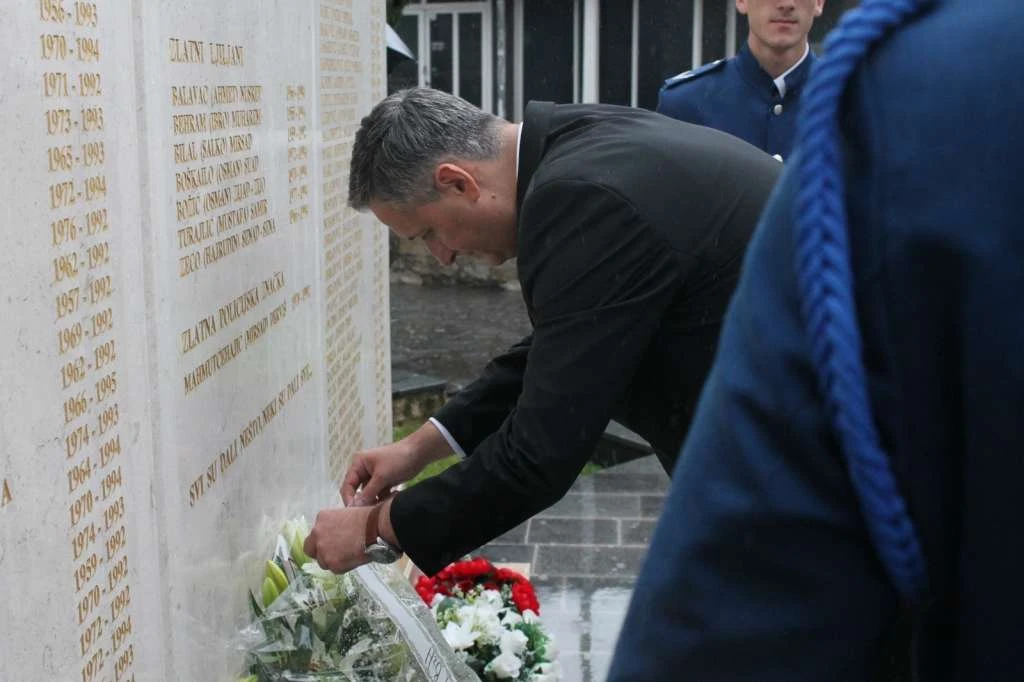 Denis Bećirović odao počast poginulim borcima Armije BiH u Stocu
