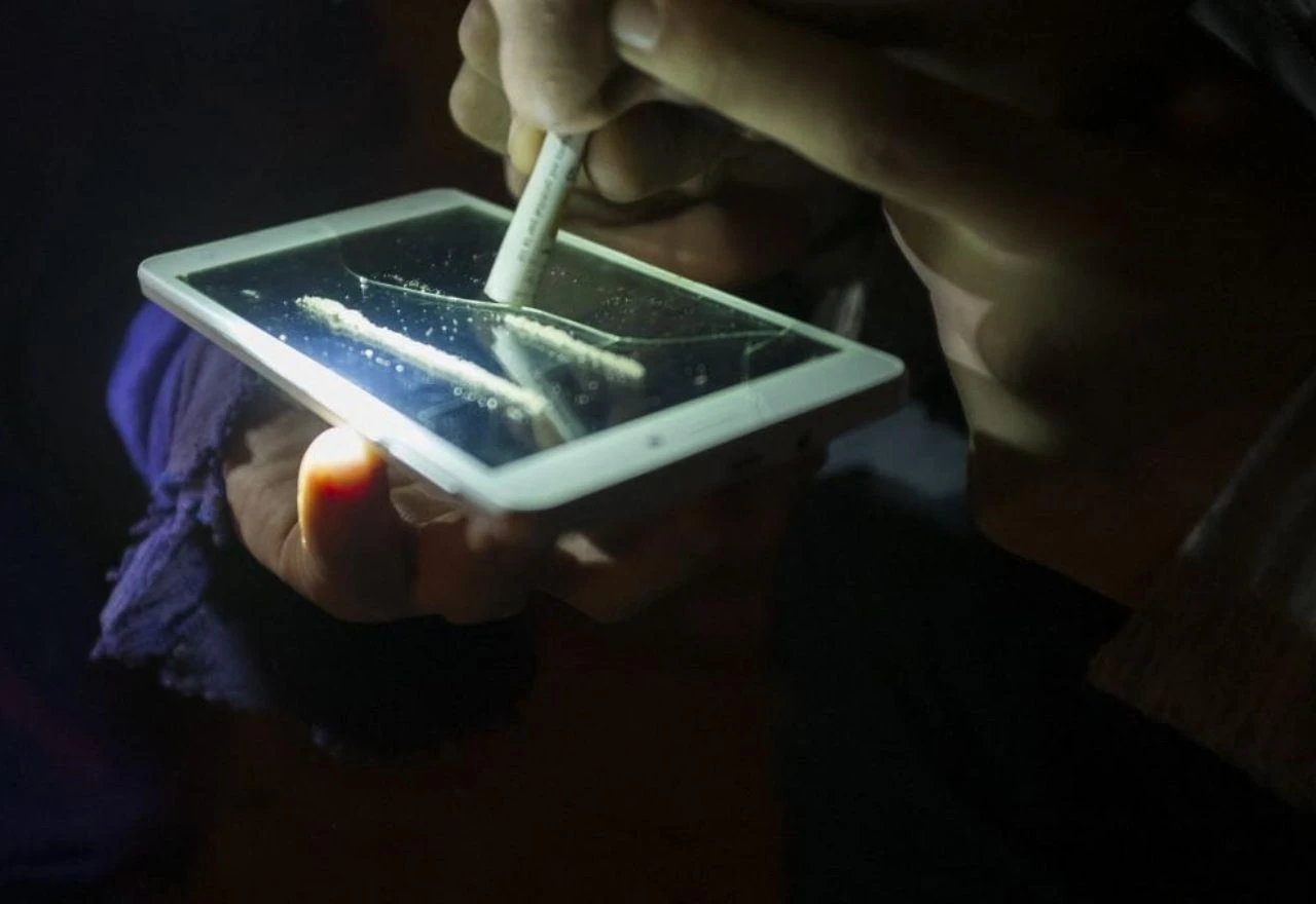 Uhićeni nakon što su s mobitela šmrkali kokain