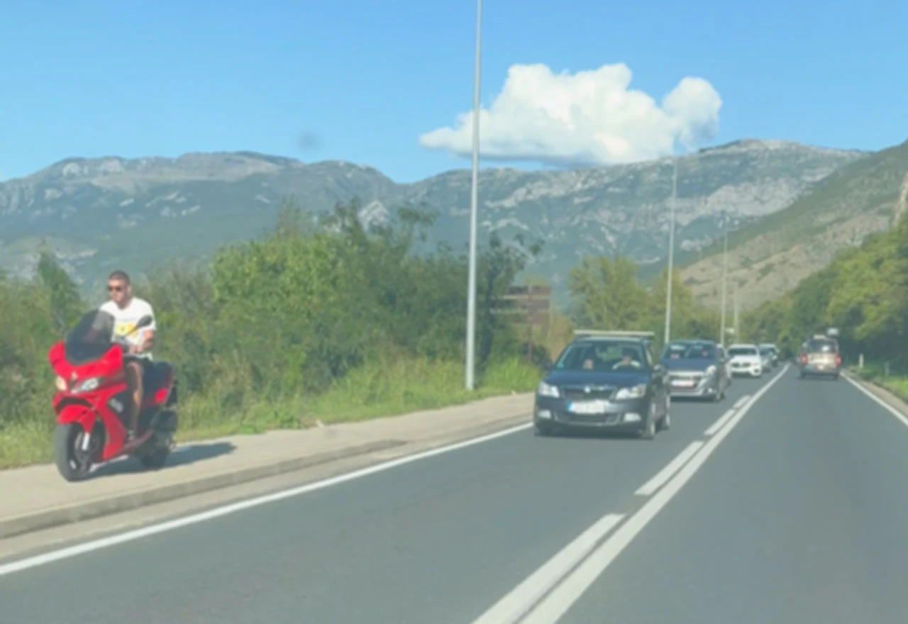 Motociklist prečicu pronašao u nogostupu i zaobišao kolonu