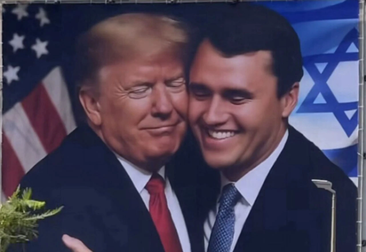 Trump objavio sliku u kojoj je zagrljen s ubijenim Kirkom