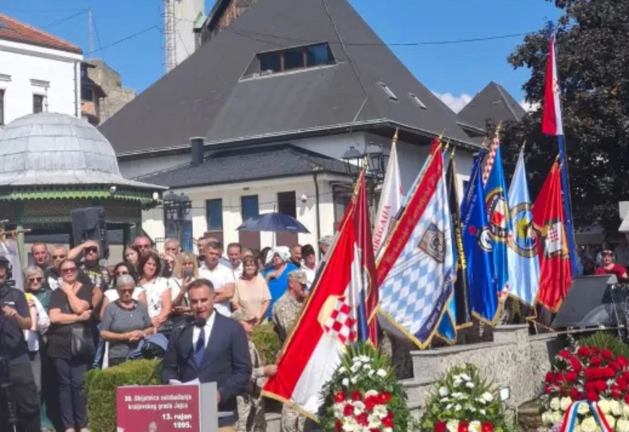 FOTO | U Jajcu obilježena 30. obljetnica oslobađanja grada:''Simbol zajedničke borbe hrvatskog naroda''