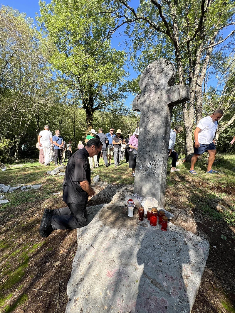 Don Josip Mužić ispred križa na Đubranima