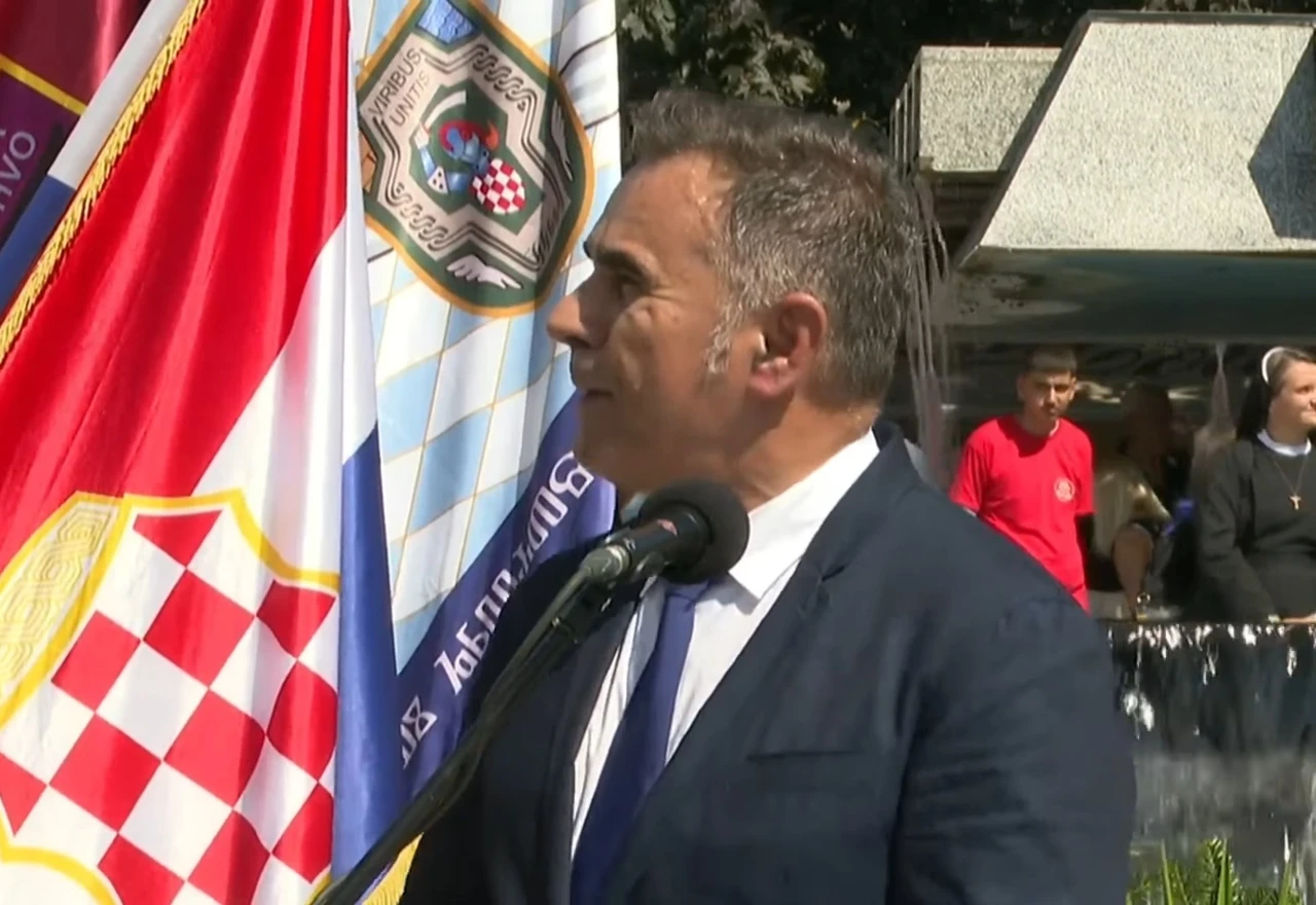 VIDEO | General prekinuo govor zbog ezana pa poručio: Tuđe oteto ne donosi sreću
