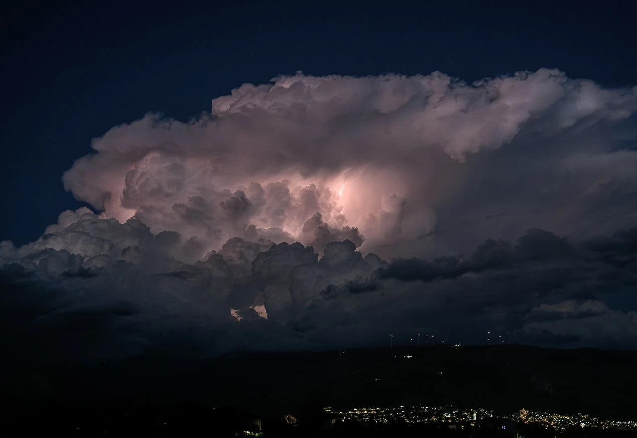 VIDEO | Na nebu iznad Mostara snimljen kumulonimbus