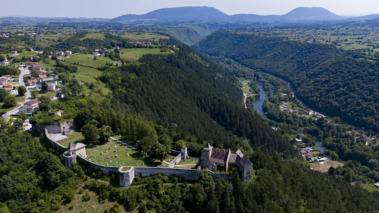 Ostrožac: Monumentalni grad i povijesni dvorac