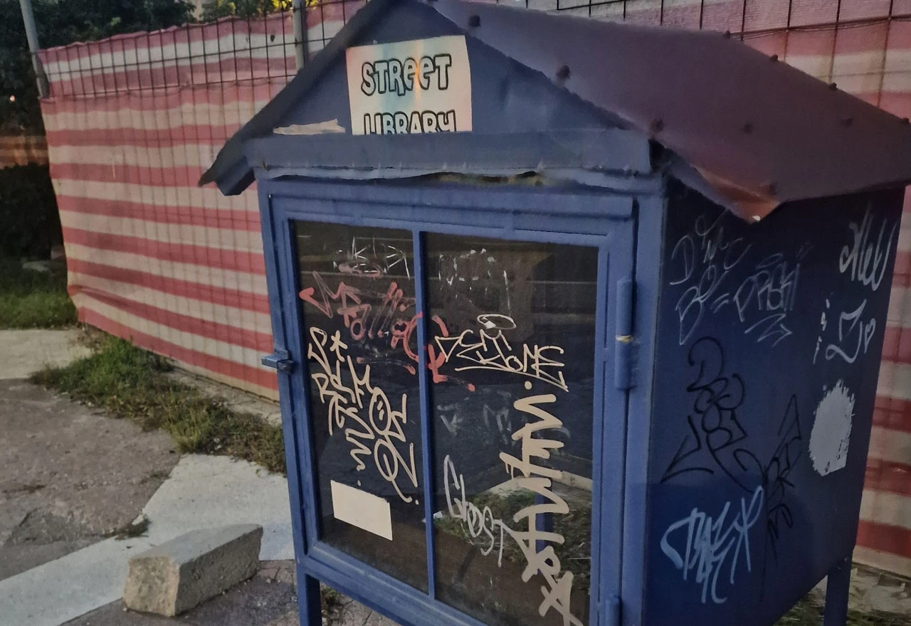 Ulične knjižnice u Mostaru ogledalo su duha vremena u kojem živimo
