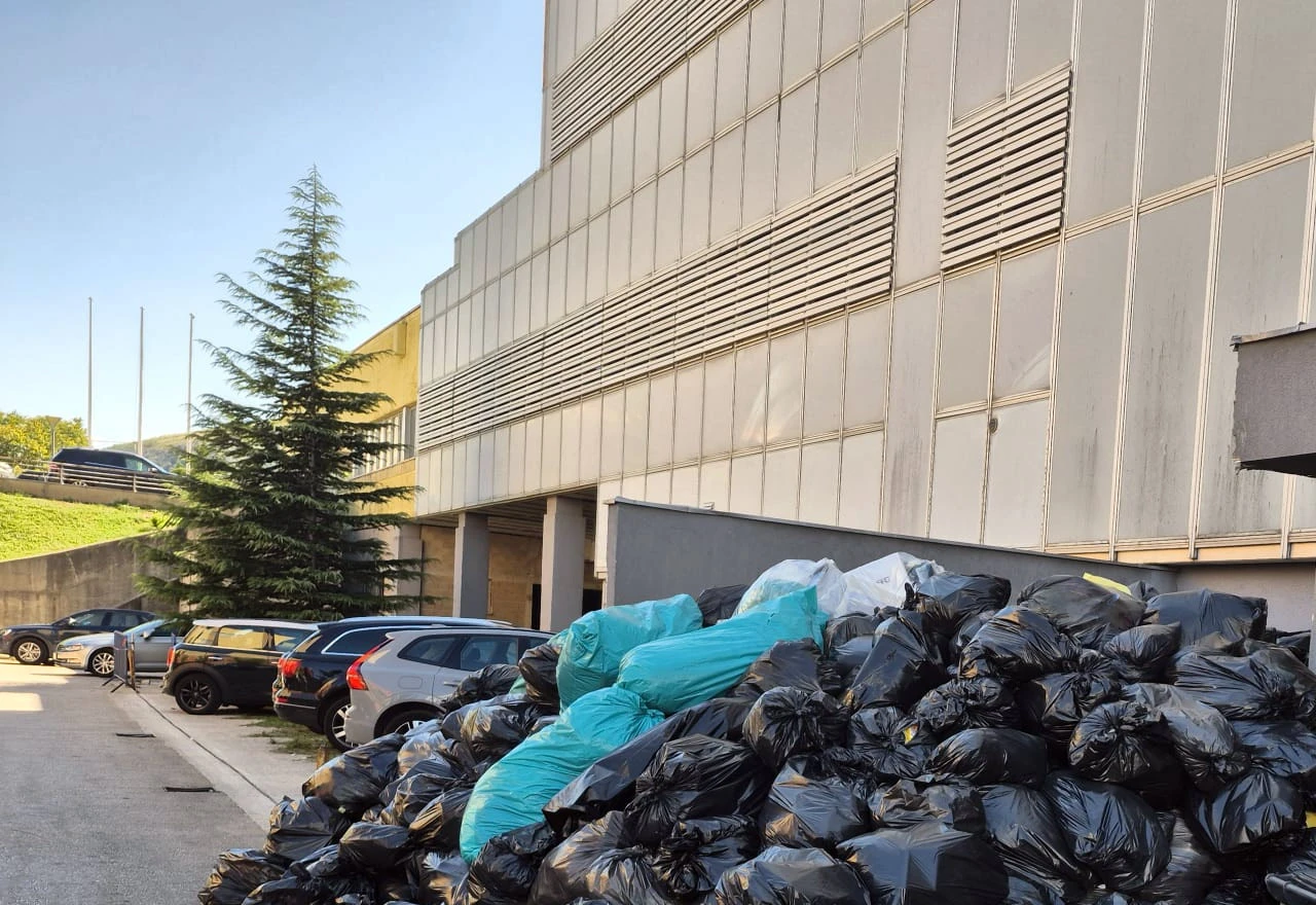 Apel iz bolnice: Mogao bi se smanjiti broj operacija zbog neodvoza smeća