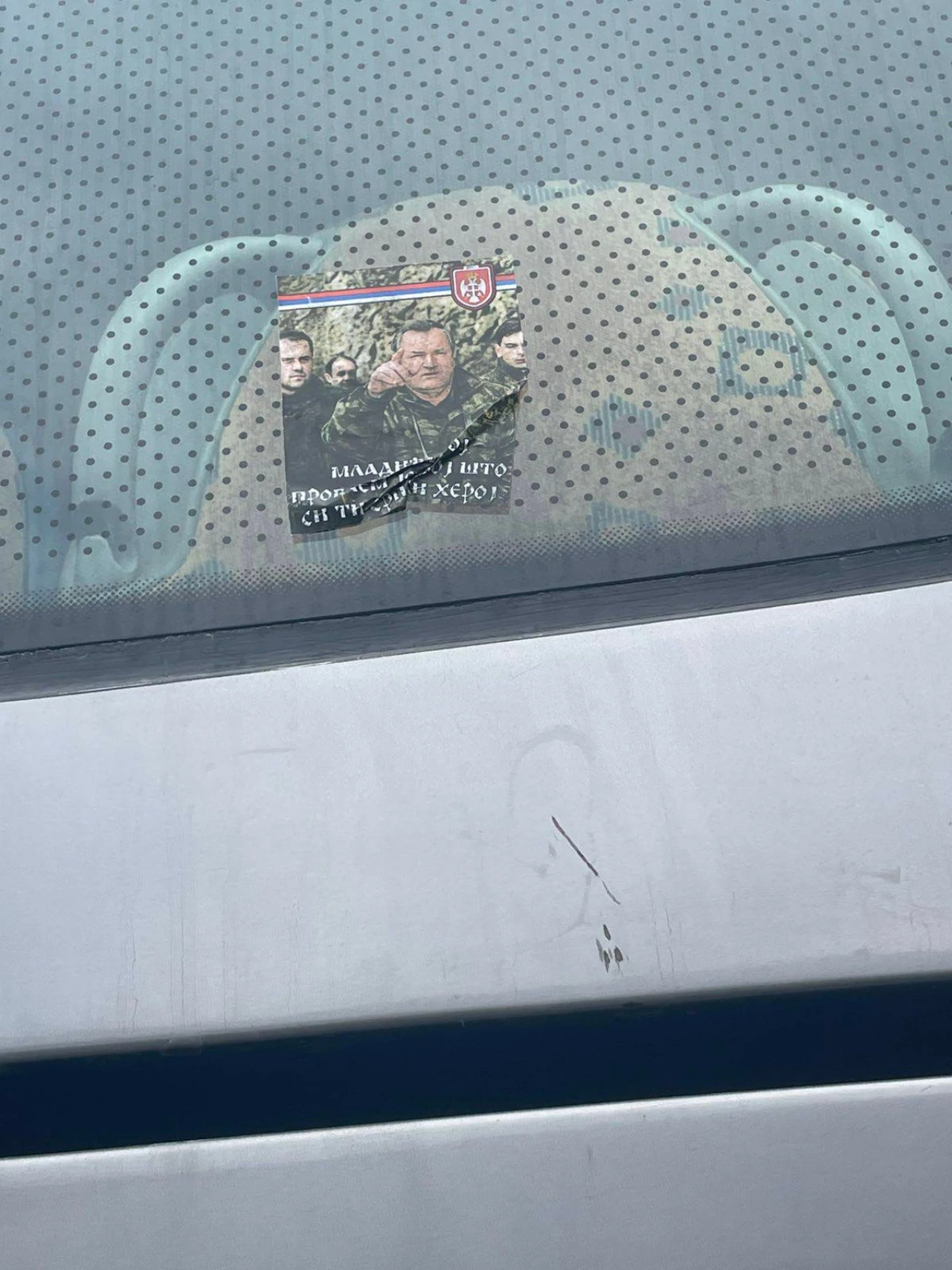 Autobus kluba oblijepili naljepnicama s likom Ratka Mladića: "Bilo je neugodno i nama i njima"