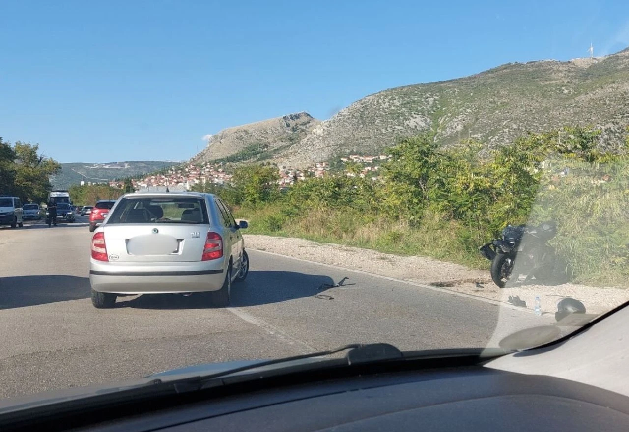 Mostar: Jedna osoba ozlijeđena u sudaru motocikla i automobila