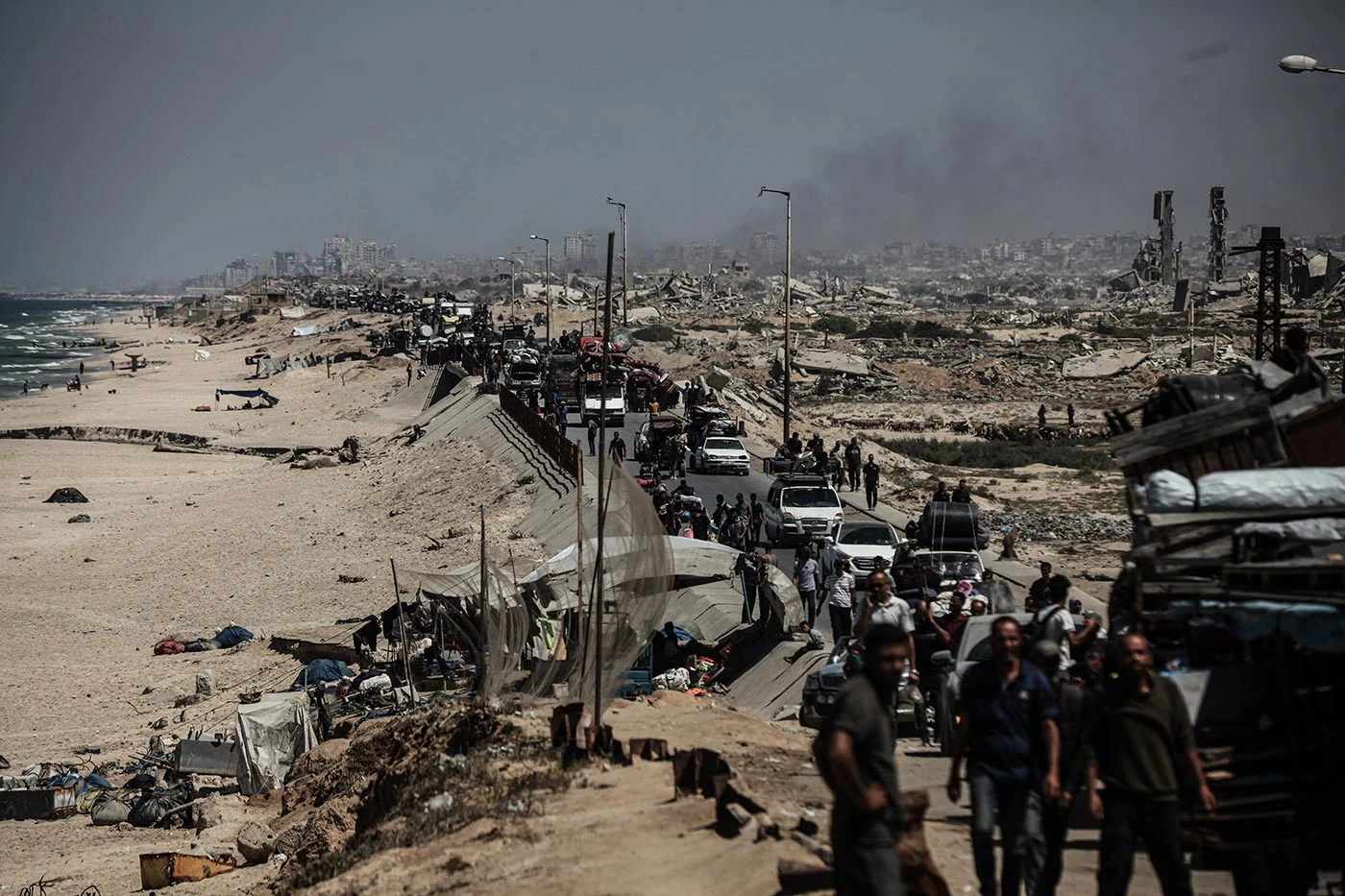 Dim se diže dok Palestinci napuštaju svoje domove sa svojim stvarima duž ulice Rashid zbog intenzivnih izraelskih vojnih napada