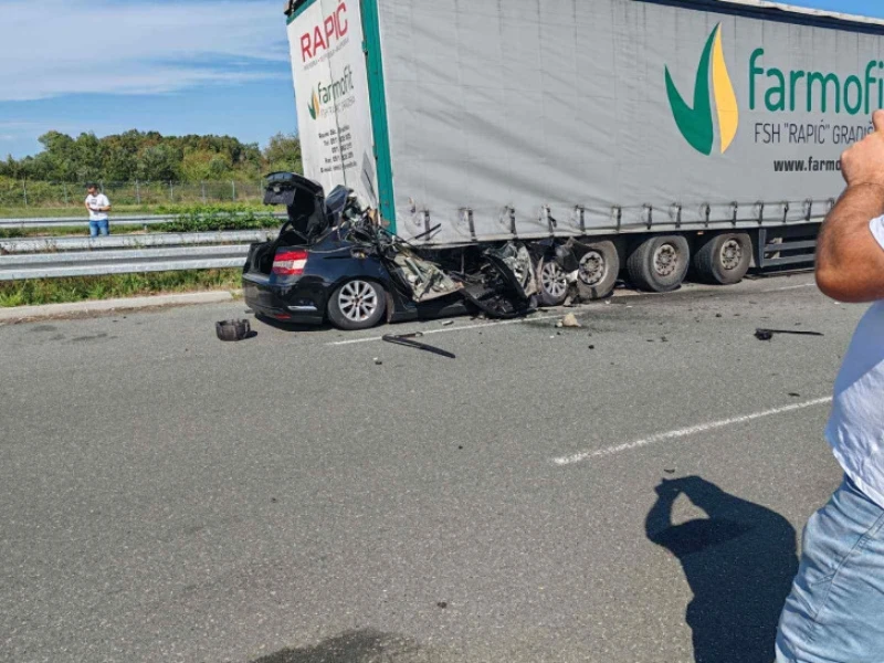 Smrtno stradao vozač, automobilom udario u kamion