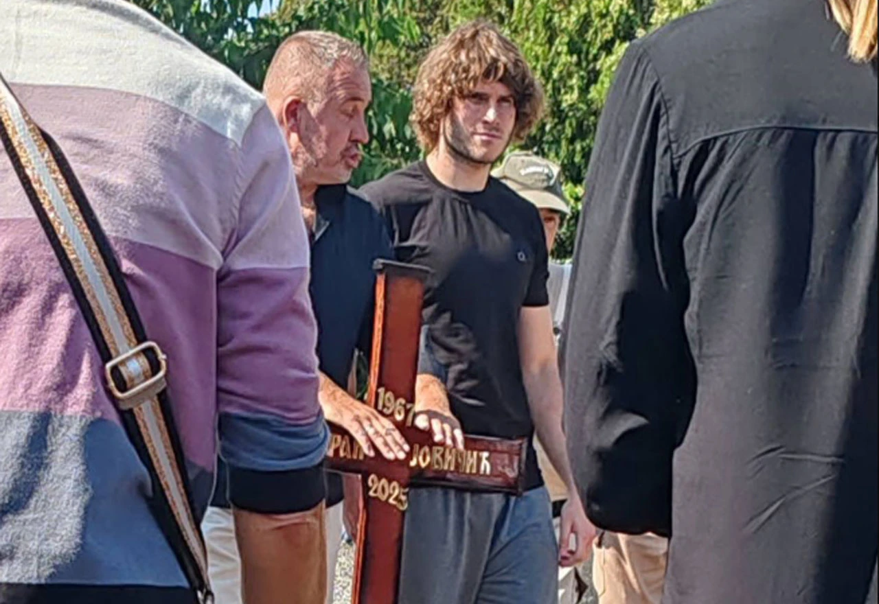 Student doveden u lancima na sahranu oca, prije šest dana stupio u štrajk glađu