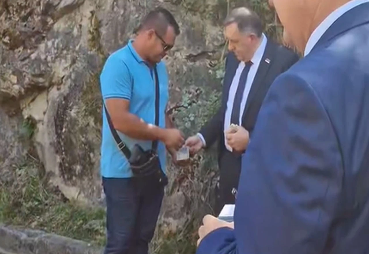 VIDEO | Dodik na gradilištu dijelio novac: Stigao u svojstvu ''Milorada Dodika''
