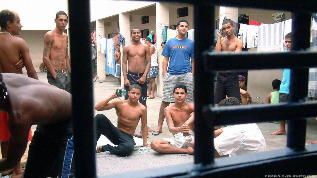 Dosada i skučeni uvjeti u prenatrpanom zatvoru u Bahiji, Brazil