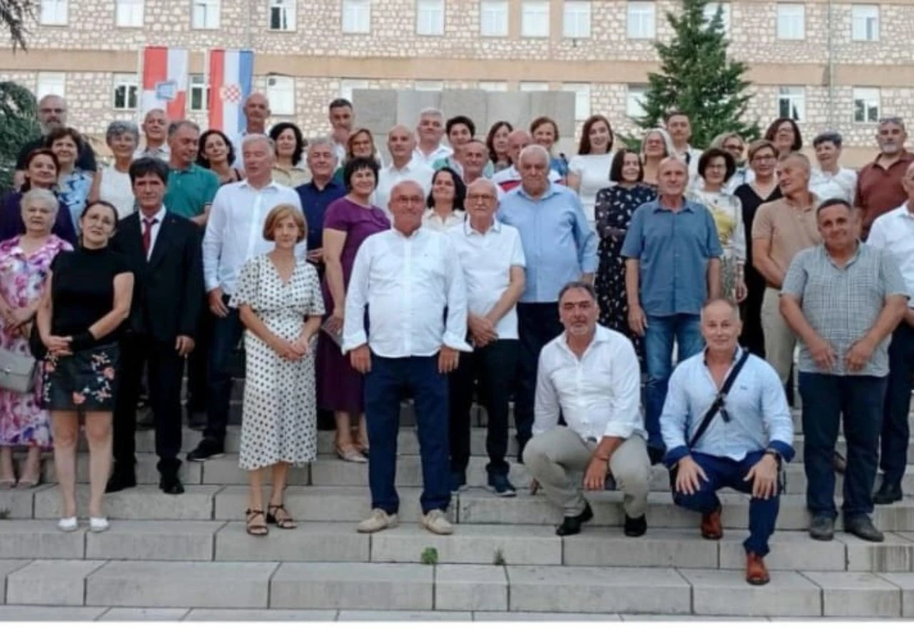 Maturanti iz Gruda 40 godina kasnije: Sjećanja pretvorili u humanitarnu gestu