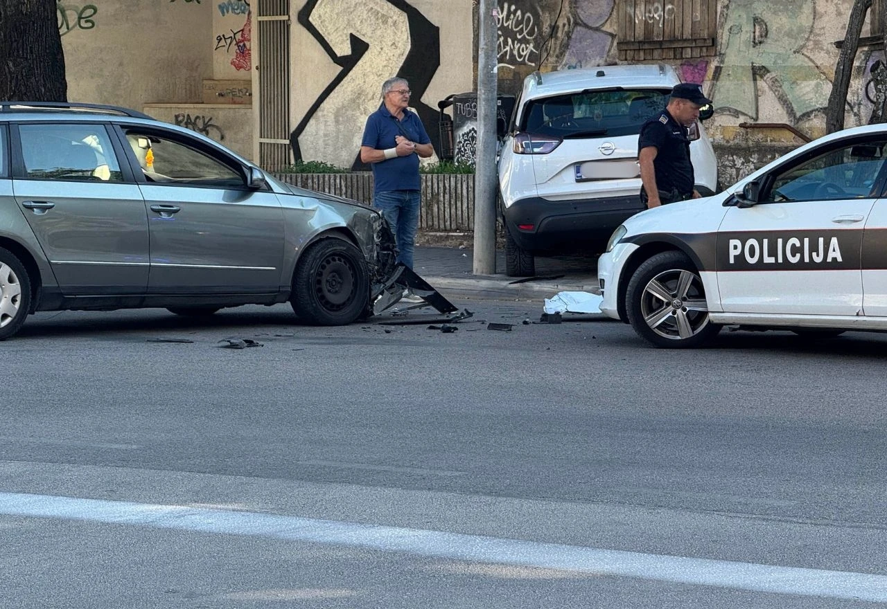 Nesreća kod Staklene banke: Automobil završio na pločniku