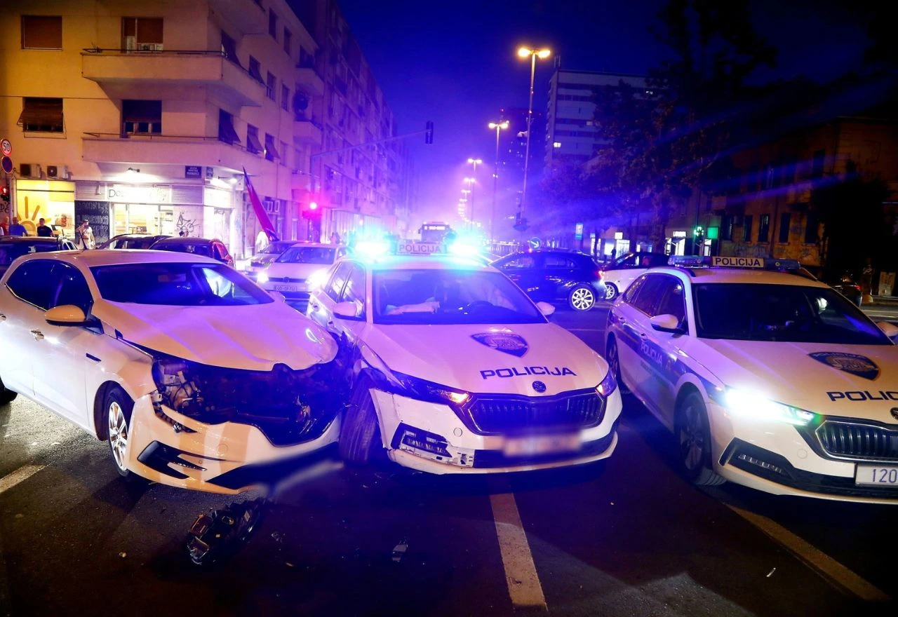VIDEO | Policajac prošao kroz crveno i udario auto u Splitu