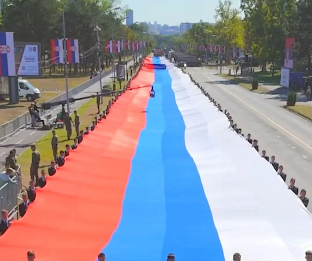 FOTO: Na paradi u Beogradu "srpska trobojka" osvanula u pet boja