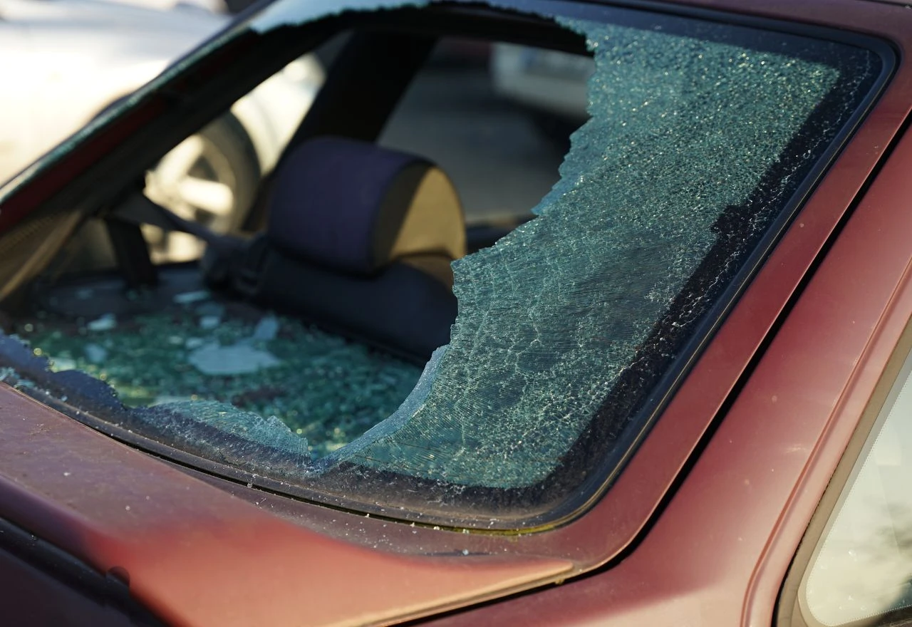 Nije svejedno: Koje staklo na automobilu razbiti u slučaju nužde?