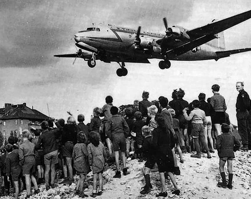 Pilot koji je na Berlin prvo bacao bombe, a onda bombone