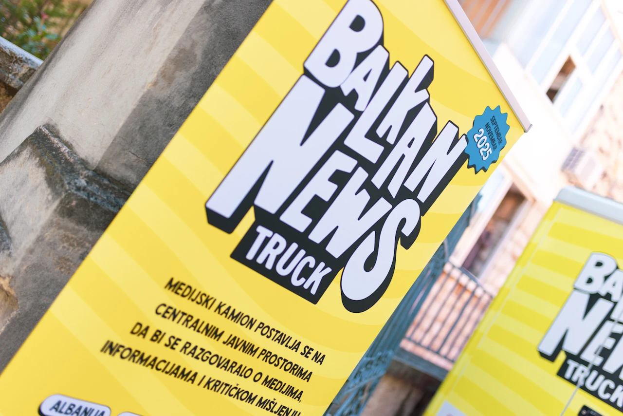 FOTO | Balkan News Truck u Mostaru: U fokusu borba protiv dezinformacija