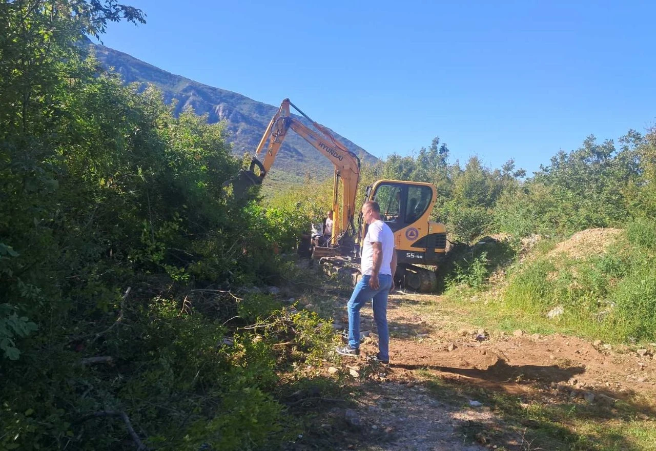 FOTO | U Kutima kod Mostara ponovno bageri: ''Javnim novcem čiste put za privatnog investitora''