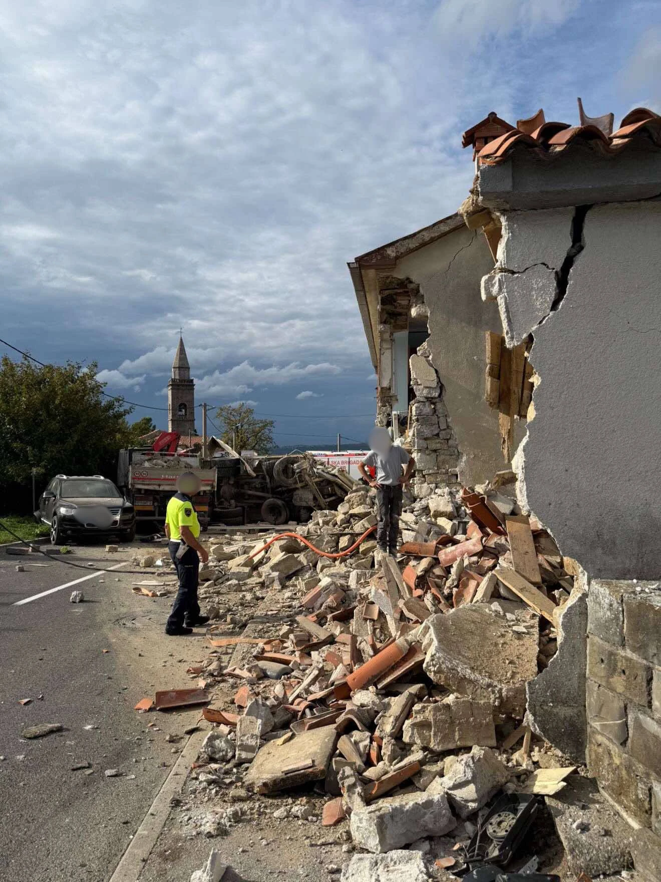 Državljani BiH ozlijeđeni u teškoj nesreći u Sloveniji: Kamion se zabio u kuću
