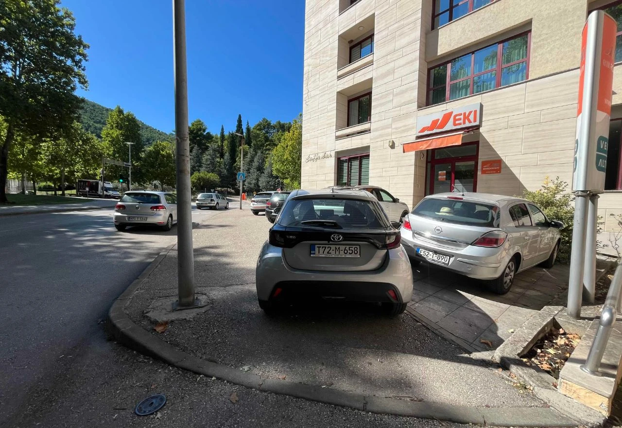FOTO | Parkiranje u Mostaru pokazuje pravo lice prometne kulture