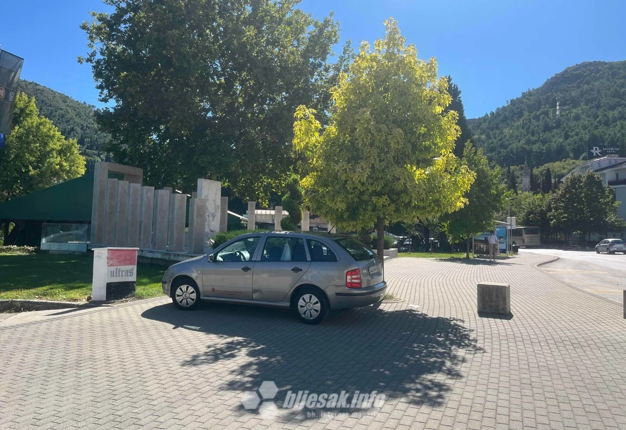 Auto parkirano na sred nogostupa preko puta hotela Bevanda