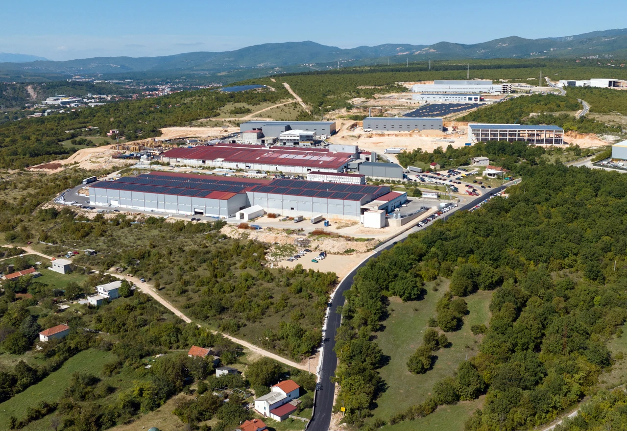 Asfaltirana prilazna cesta gospodarskoj zoni Knešpolje