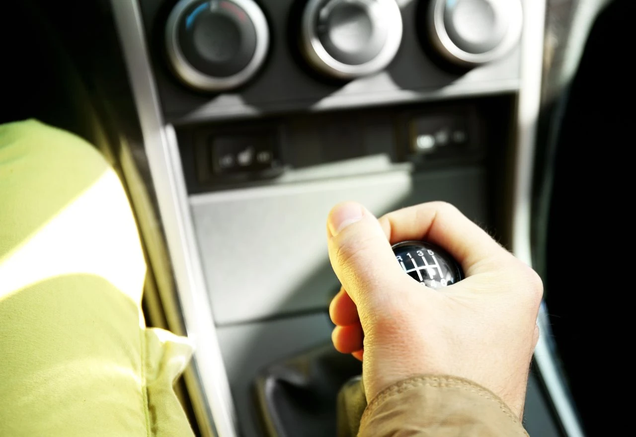 Držite ruku na mjenjaču dok vozite? Evo zašto to ne biste trebali raditi