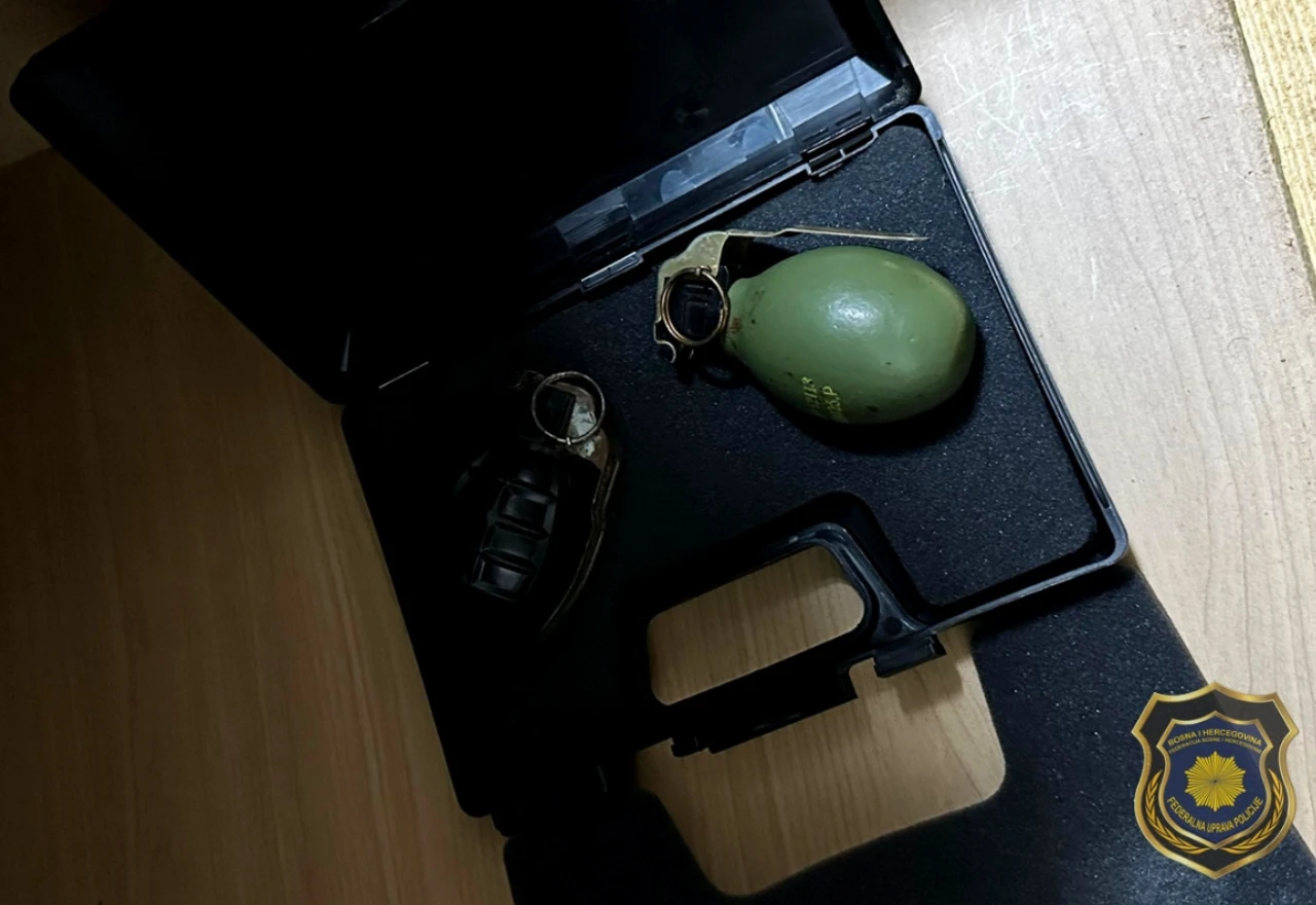Uhićen maloljetnik s bombama i drogom