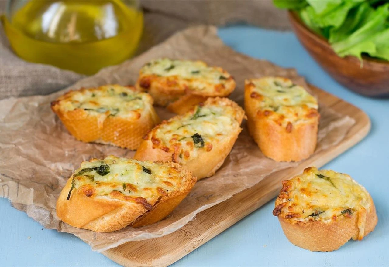 Najbolji recept za baguette s češnjakom: Mirisno pecivo koje svi obožavaju