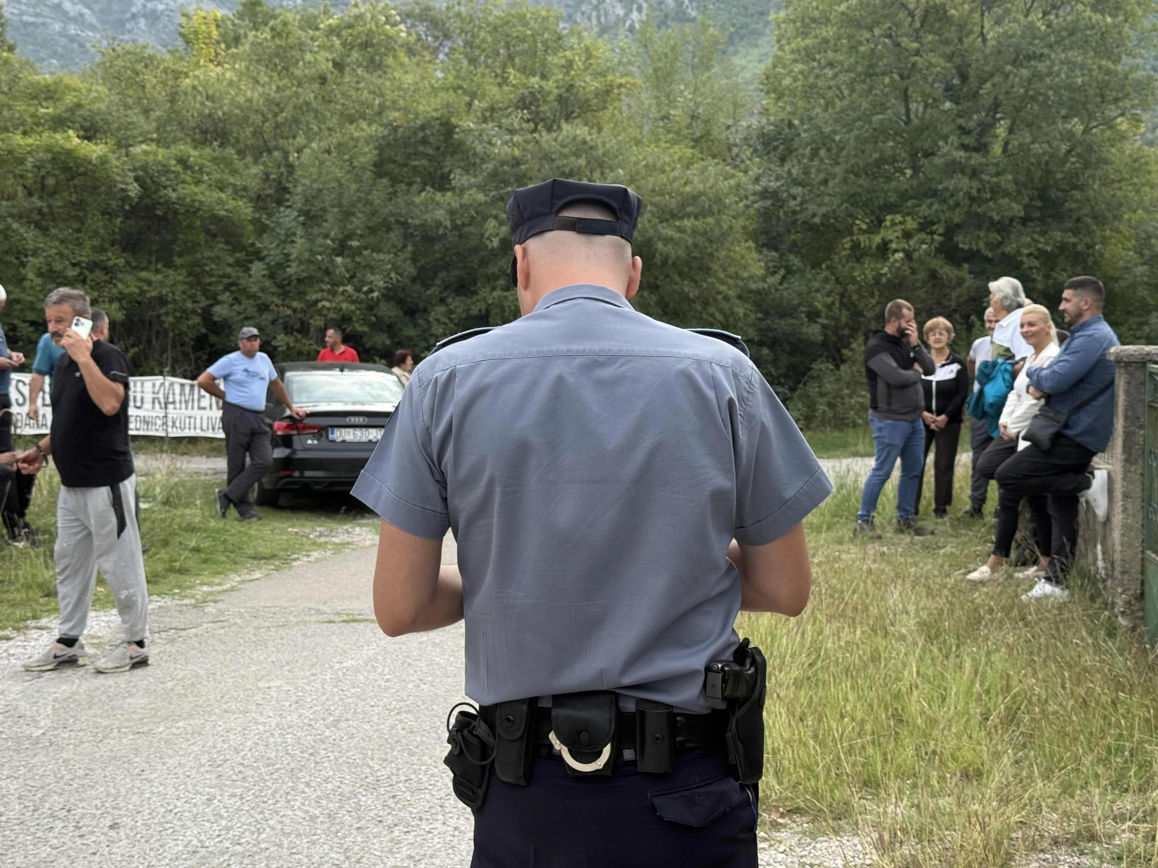 FOTO/VIDEO | Blokada u Kutima: Inspektorica se povukla, stigla policija