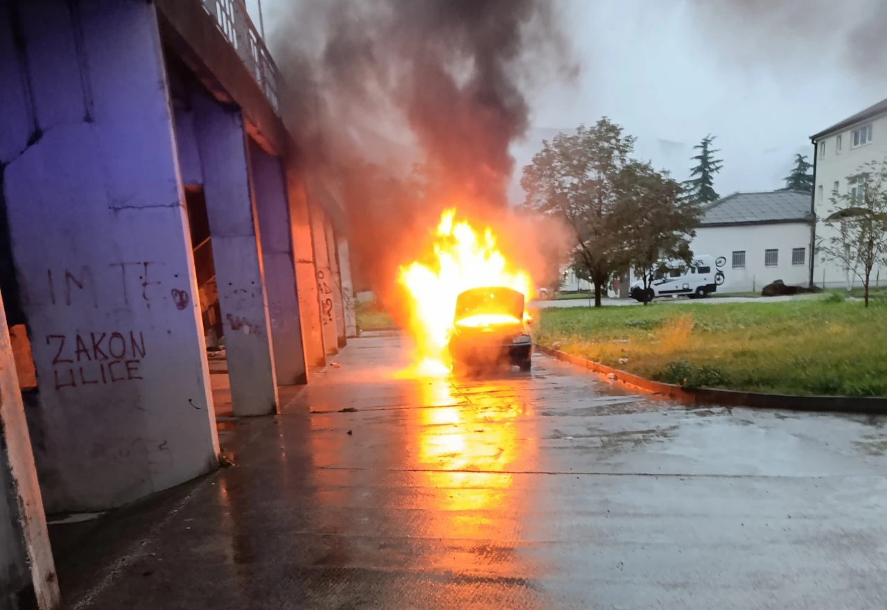 Kišna večer u Mostaru u znaku zapaljenih automobila