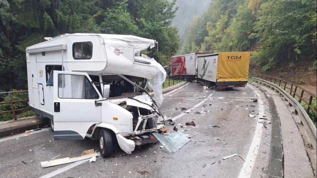 Tri osobe ozlijeđene u teškoj nesreći kod Travnika, među njima i trudnica