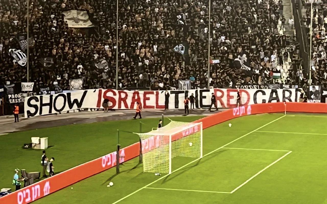 Navijači PAOK-a goste iz Izraela dočekali posebnim transparentom