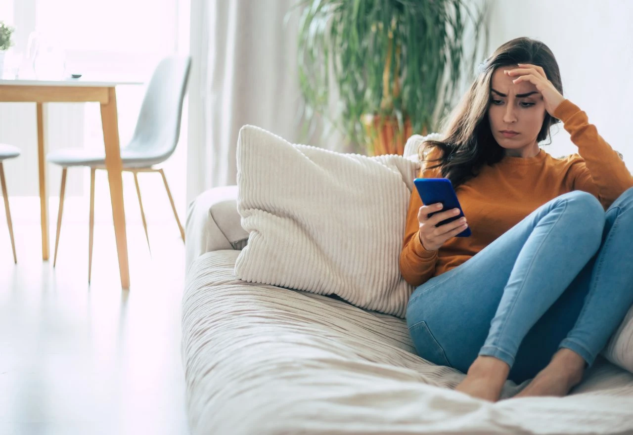 Tech neck: Evo kako moderni uređaji uništavaju vrat i kožu