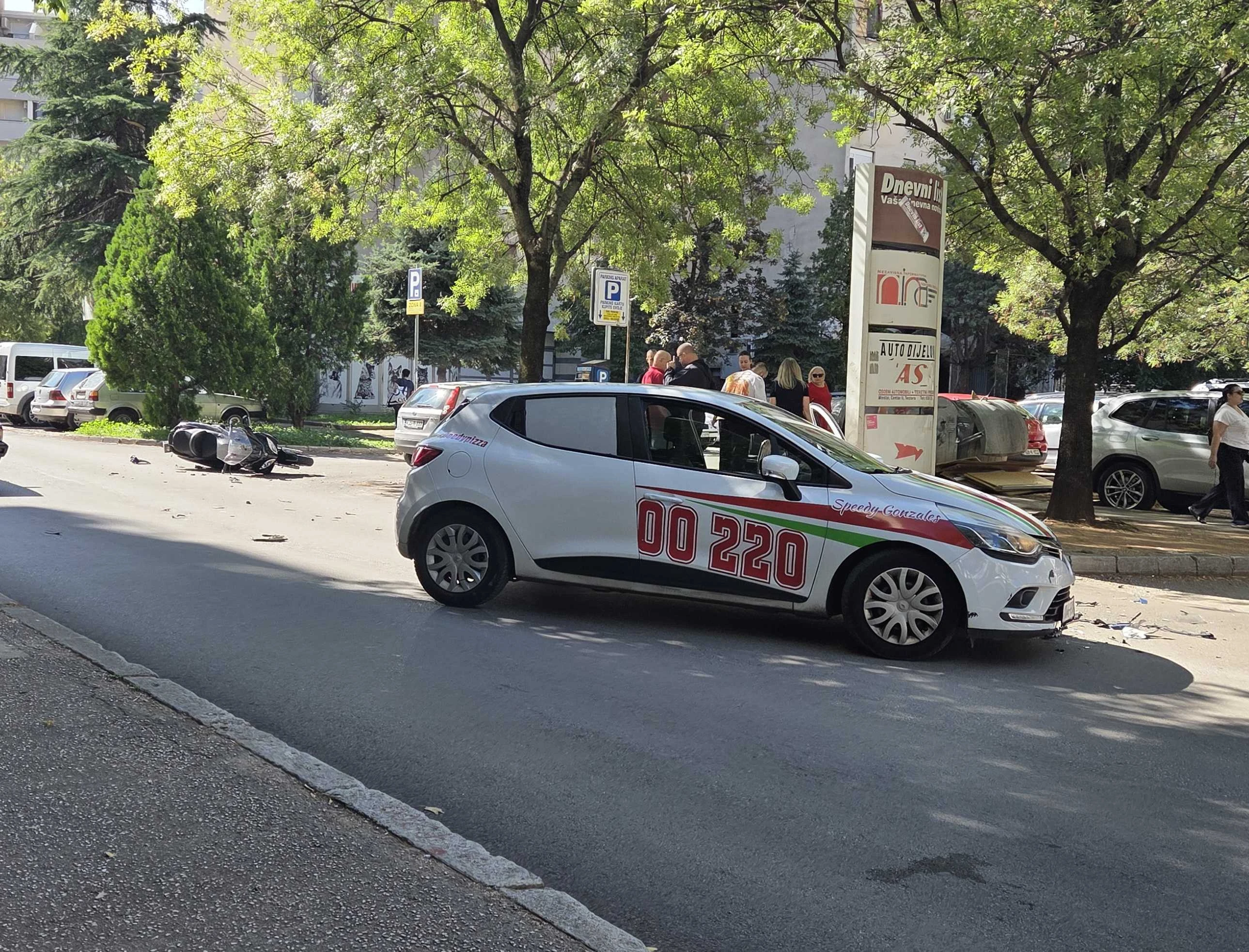 FOTO | Prometna nesreća u Mostaru: Sudarili se automobil i motor