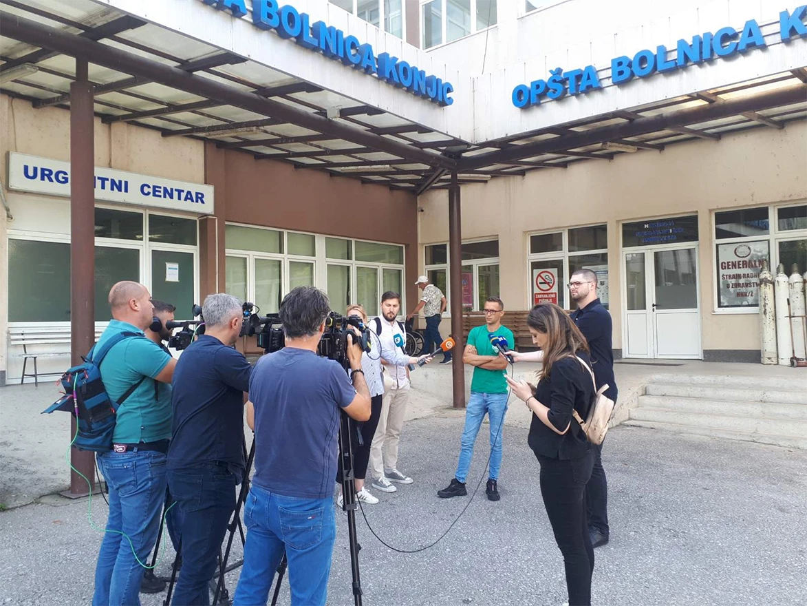 Ništa od bunta: Pred bolnicu u Konjicu došli samo obitelj umrlog dječaka i jedan čovjek iz Jablanice